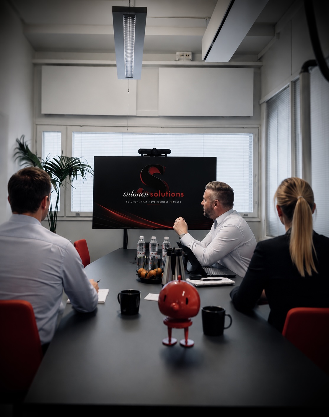 Sulonen Solutionsin asiakastapaaminen neuvotteluhuoneessa